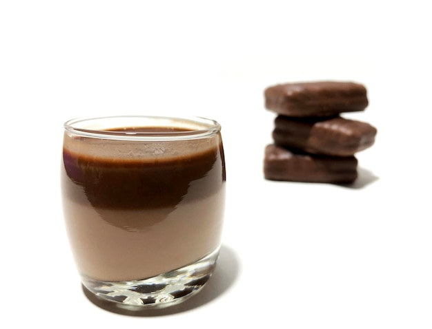 Nourriture aromatisée au chocolat sur fond blanc