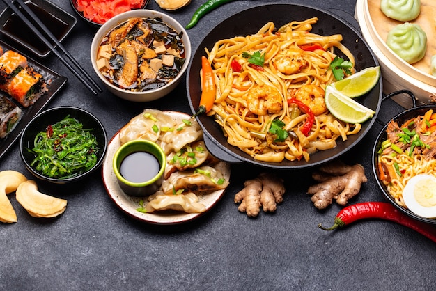 Nourriture asiatique. Cuisine chinoise, japonaise et thaïlandaise