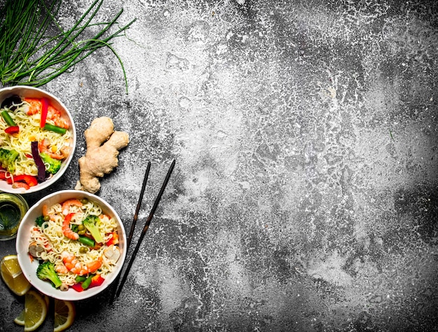 Nourriture asiatique. Nouilles chinoises aux légumes. Sur fond rustique.