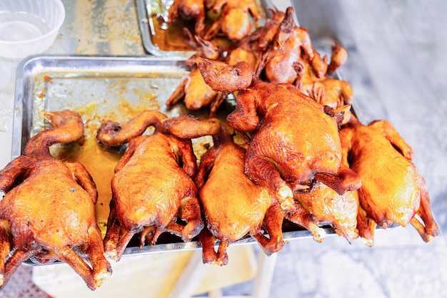 Nourriture asiatique de poulet grillé exotique à Hanoï au Vietnam. Marché de rue avec cousine vietnamienne. Nourriture rôtie exposée