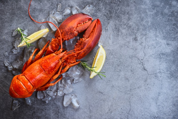 Nourriture au homard frais sur une plaque noire - fond de homard rouge fruits de mer aux épices aux herbes citron romarin servi table et glace dans le restaurant gastronomique nourriture saine homard bouilli cuit