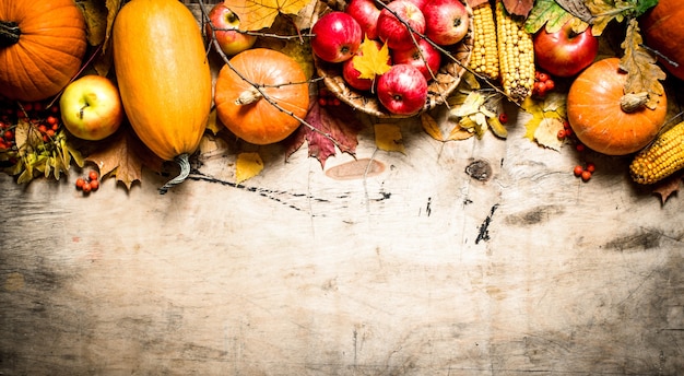 Nourriture d'automne. Fruits et légumes d'automne. Sur fond de bois.