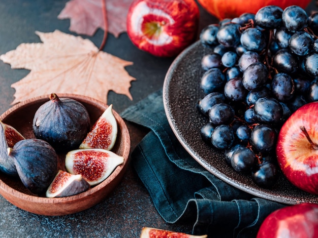 Nourriture d'automne mise à plat avec des fruits et légumes de saison comme les pommes et les figues rouges de raisin bleu de Bangalore sur une table