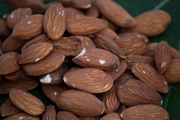 Nourriture aux amandes délicieuses rôties Close Up View Pattern Noix d'amandes biologiques crues pelées en arrière-plan