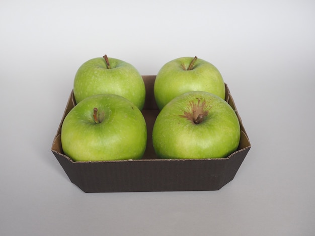 Nourriture aux fruits pomme Granny Smith dans un panier en carton