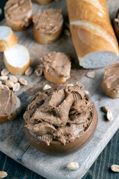 Nourriture aux noix sur une planche à découper en bois dans la cuisine