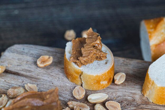 Nourriture aux noix sur une planche à découper en bois dans la cuisine