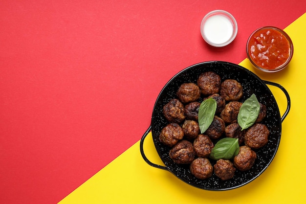 Nourriture à base de viande savoureuse et boulettes de viande de concept de cuisine maison