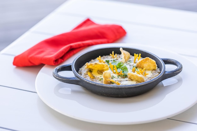 Nourriture belle et savoureuse dans une assiette. Plat gastronomique sur table blanche avec serviette rouge, hôtel de luxe