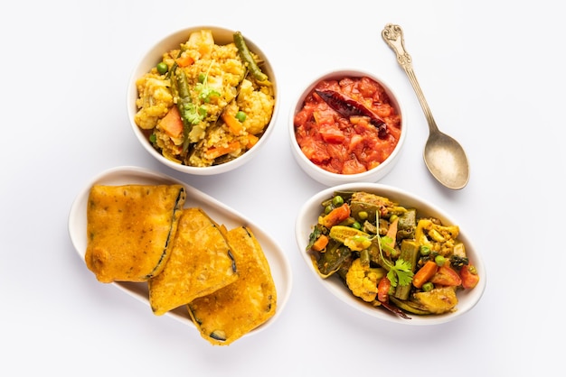 Nourriture Bengali Bhog pour Indian Hindu Durga Puja ou festival pooja Khichadi labra chutney de tomates