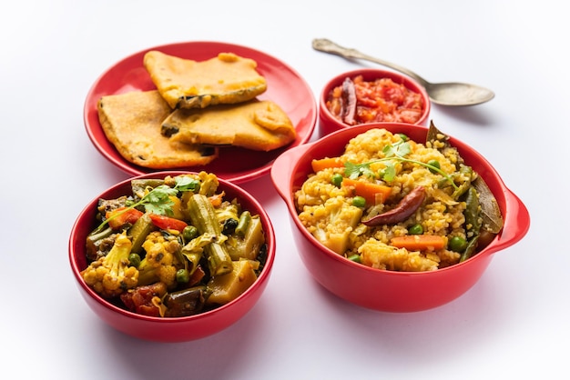 Photo la nourriture bhog bengali pour le festival hindou durga puja ou pooja khichadi labra chutney à la tomate