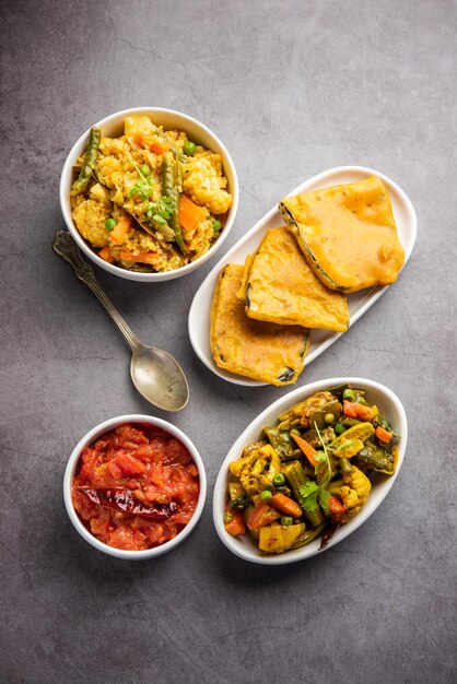 Photo la nourriture bhog bengali pour le festival hindou durga puja ou pooja khichadi labra chutney à la tomate