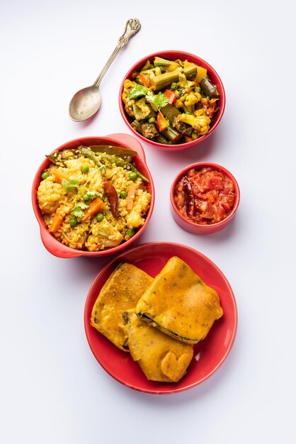 La nourriture bhog bengali pour le festival hindou Durga Puja ou pooja Khichadi labra chutney à la tomate