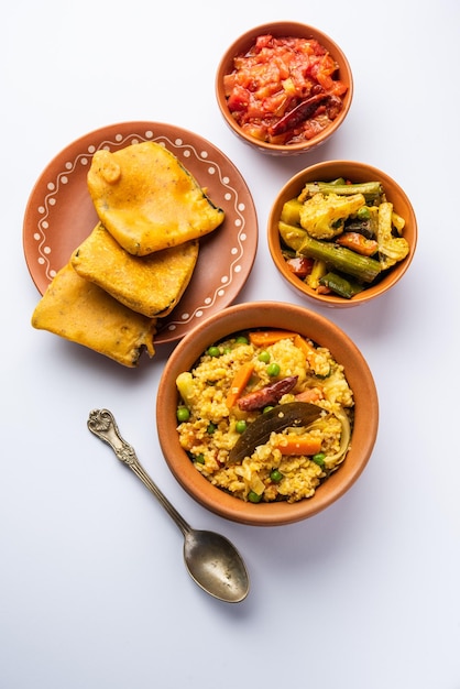 Photo la nourriture bhog bengali pour le festival hindou durga puja ou pooja khichadi labra chutney à la tomate