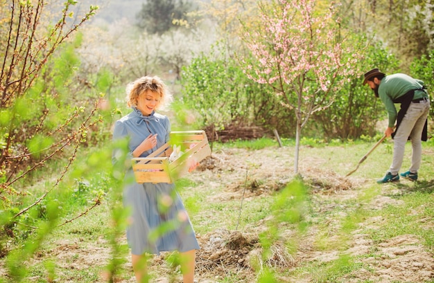 Nourriture biologique indigène jeune couple jardinier dans le jardin vie de campagne portrait d'une paire de fermes