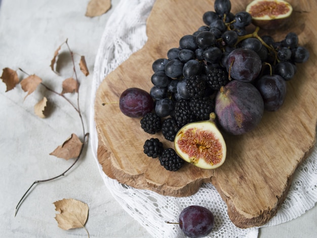 Nourriture bleue et violette. Mûres, raisins, prunes, myrtilles, figues