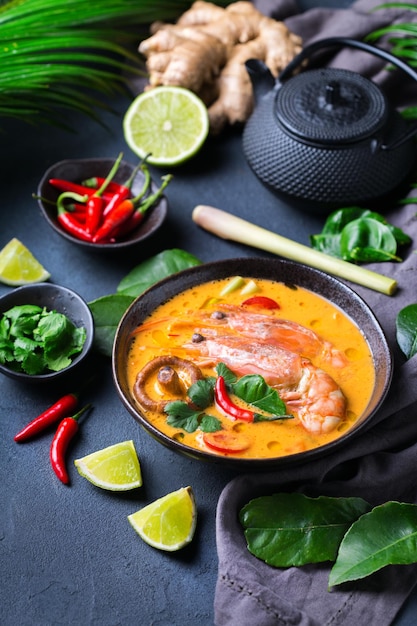 Nourriture et boisson cuisine thaïlandaise traditionnelle Spicy tom yam kung tom yum soupe aigre aux crevettes crevettes lait de coco citronnelle et piment dans un bol sur une table