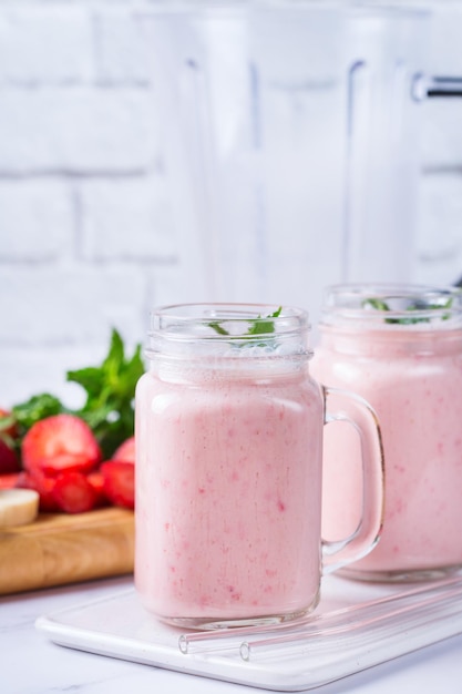 Nourriture et boisson régime alimentaire sain et mode de vie nutritionnel végétalien concept végétarien alcalin Smoothie rose avec banane et fraise sur une table de cuisine moderne Copier l'arrière-plan de l'espace