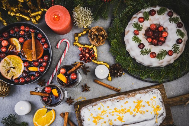 Nourriture et boissons de Noël sur table Dîner de famille festif