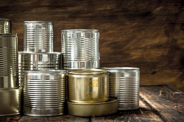 Nourriture en boîtes de conserve sur table en bois.