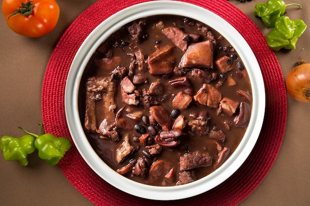 Nourriture brésilienne Feijoada. Vue de dessus avec espace copie