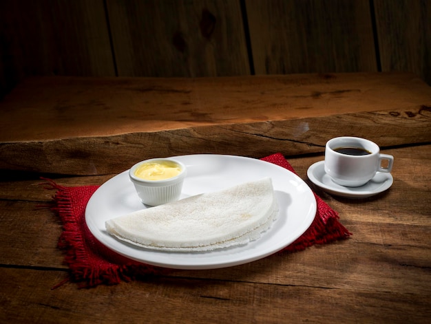 Nourriture brésilienne typique de tapioca avec du beurre et du café.