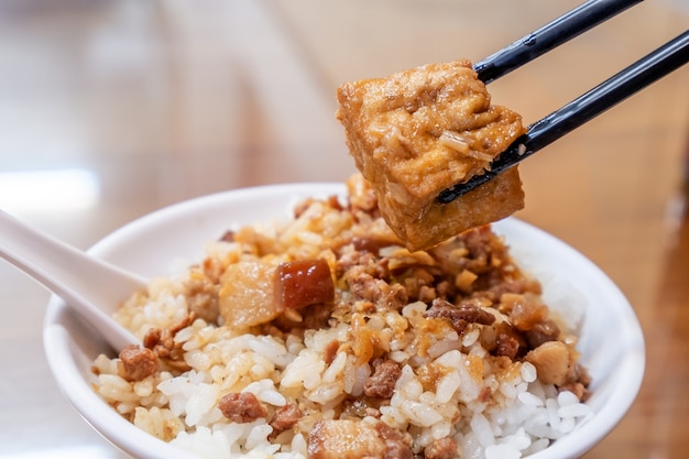 Nourriture célèbre de Taiwan - Porc braisé et tofu frit sur du riz. Riz de porc cuit au soja, spécialités de Taiwan, cuisine de rue de Taiwan