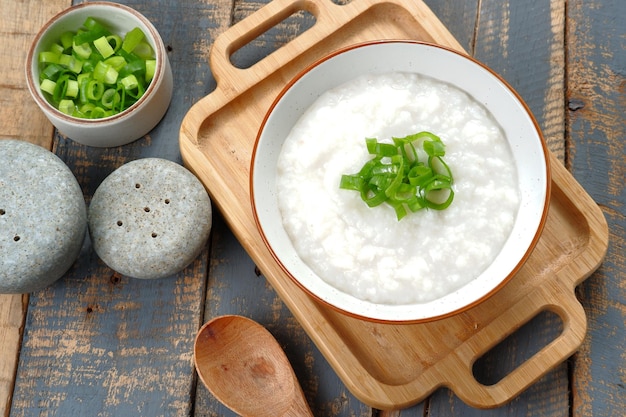 Nourriture chinoise, bouillie de riz ou congee, délicieux petit-déjeuner chinois traditionnel