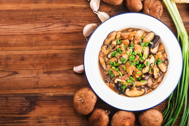 Nourriture chinoise et champignons shiitake sautés au poulet