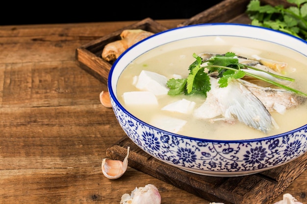 Nourriture chinoise délicieuse soupe de tête de poisson Soupe de tête de carpe argentée