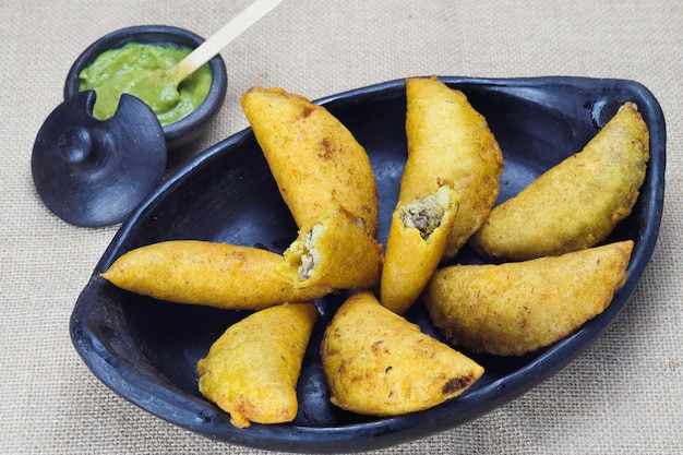 Nourriture colombienne typique d'empanada de maïs avec la sauce épicée