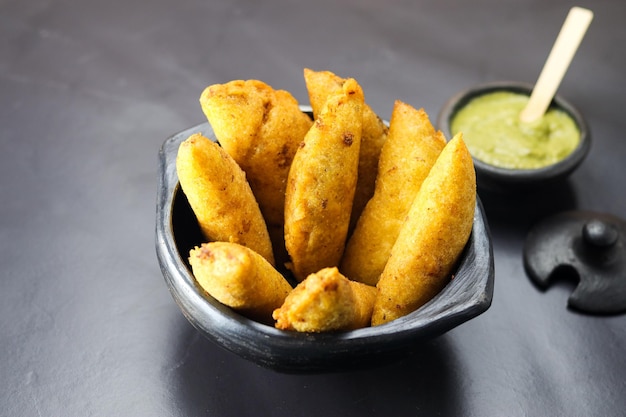 Nourriture colombienne typique d'empanada de maïs avec la sauce épicée