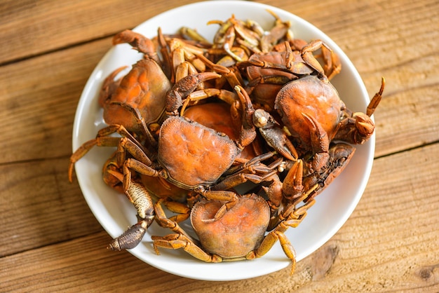 Nourriture cuite à la vapeur de crabe, cuisine d'eau douce sauvage de roche de crabe frais sur plaque blanche, crabe de forêt ou rivière de crabe de pierre