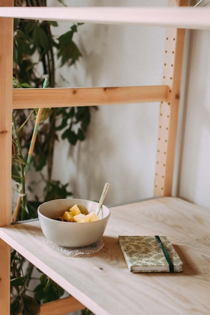 Photo nourriture dans un bol sur la table