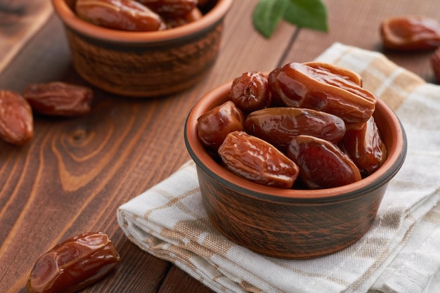 Nourriture de dattes dans un bol sur fond marron