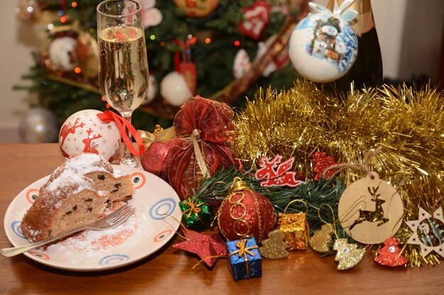 De la nourriture et des décorations de Noël sur la table
