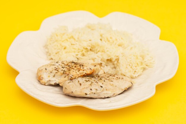 Nourriture diététique Poitrine de poulet avec riz bouilli dans une assiette blanche Mode de vie sain Nutrition sportive