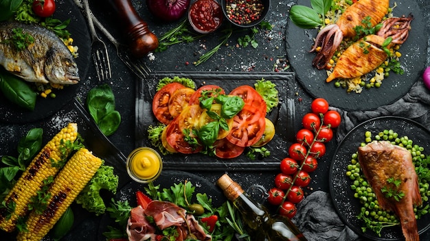 Nourriture Ensemble de plats sur la table Plats de viande poisson et légumes Vue de dessus