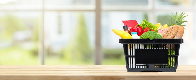 Nourriture et épicerie dans le panier sur fond de bannière de table de cuisine