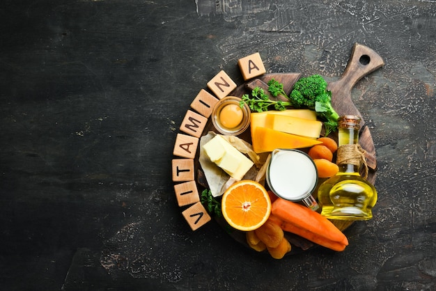 La nourriture est riche en vitamine A carottes oranges brocoli fruits secs noix et persil Vue de dessus Espace libre pour votre texte