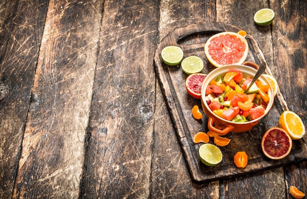 Nourriture D'été. Salade De Fruits Dans Un Bol. Sur Fond De Bois.