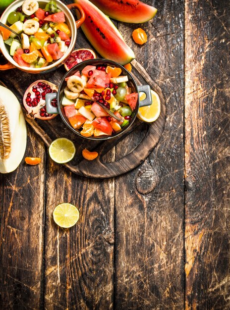 Nourriture d'été Salade de fruits tropicaux sur fond de bois