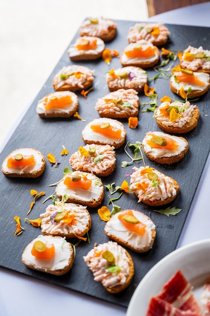 Nourriture d'un événement de brochettes de saumon Déjeuner de mariage et buffet Célébration ou dîner de fête et nourriture sur un tableau noir