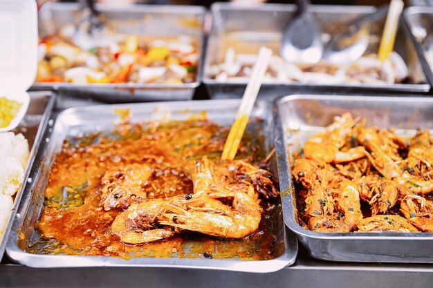 Nourriture exotique de crevettes asiatiques grillées à Hanoï au Vietnam. Marché de rue avec cousine vietnamienne. Fruits de mer croustillants et frits dans un plateau exposé. Vue de dessus.