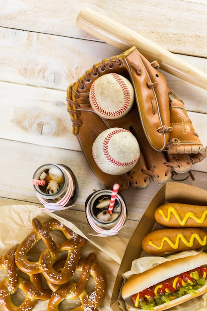 Nourriture de fête de baseball avec des balles et des gants sur une table en bois.