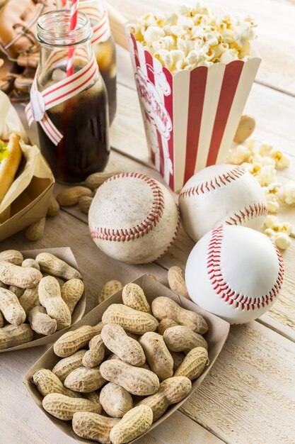 Nourriture de fête de baseball avec des balles et des gants sur une table en bois.