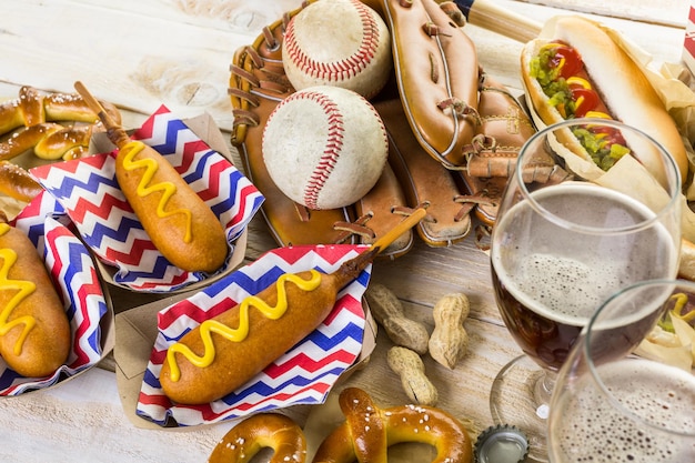 Nourriture de fête de baseball avec des balles et des gants sur une table en bois.