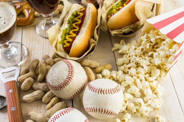 Nourriture de fête de baseball avec des balles et des gants sur une table en bois.