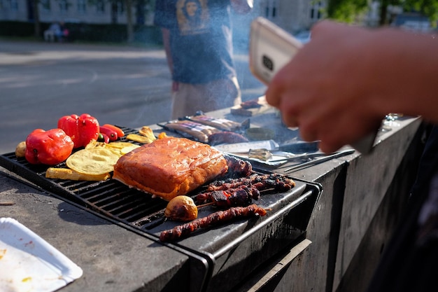 Nourriture fraîche grillée au barbecue contre la route