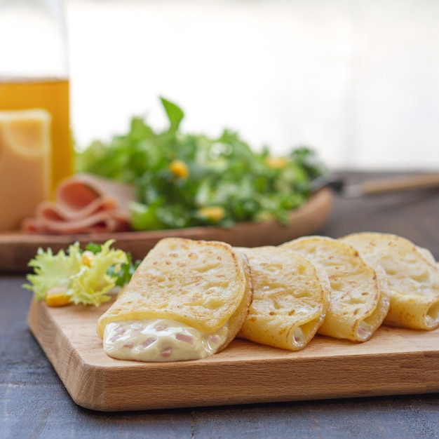 Nourriture frite croustillante avec du fromage de poulet et de la salade de crêpe de jambon pour accompagner